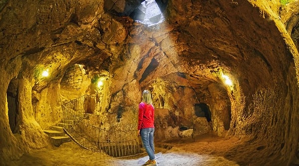 Nevşehir'in Derinkuyu ilçesinde yaşayan adam, evinin bodrum katındaki duvarı yıkınca devasa bir yeraltı şehri keşfetti.