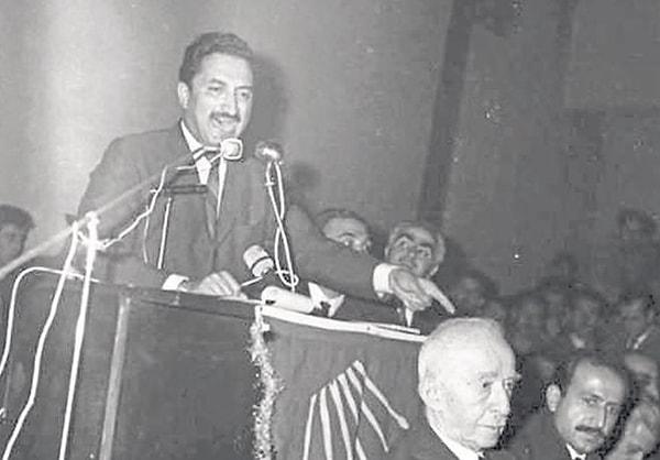 CHP'nin 1972 Kurultayı öncesi, Parti Meclisi, Ecevit'ten yana tutum takındı. Parti içinde desteğini kaybeden İnönü, bu sonucun ardından genel başkanlıktan istifa etti.