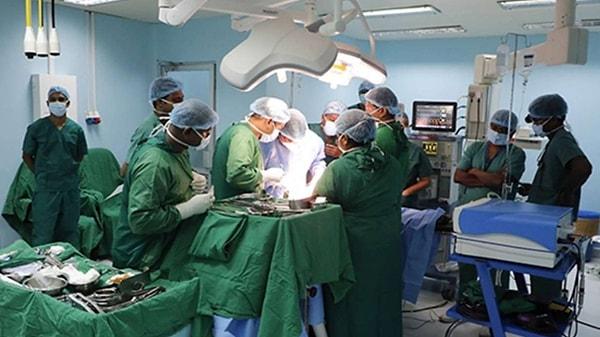 Colombo Askeri Hastanesi'ndeki doktorlar, 62 yaşındaki emekli asker Canistus Coonge’tan ameliyatla 13,37 santimetre uzunluğunda ve 801 gram ağırlığında bir böbrek taşı çıkardı.
