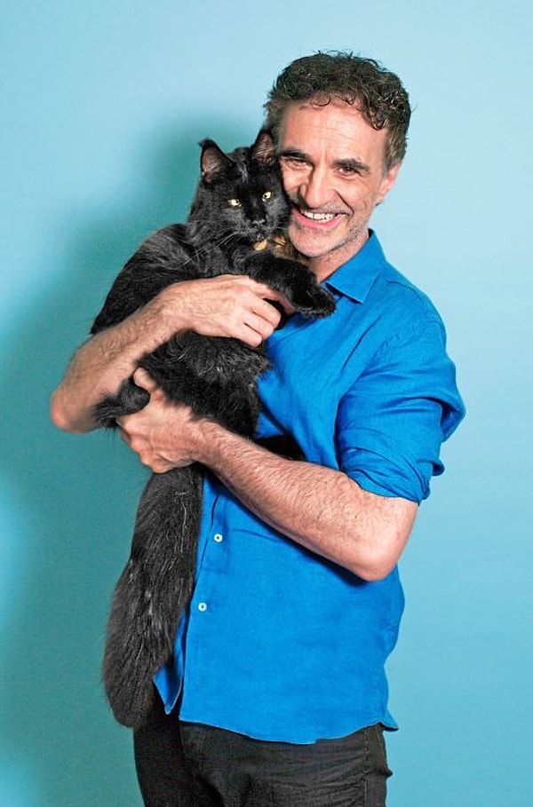 Сообщается, что Ноэль и Кэти Деннис(со-автор песни) познакомились, когда она привела своего любимого лабрадора Чарли в его ветеринарную клинику.