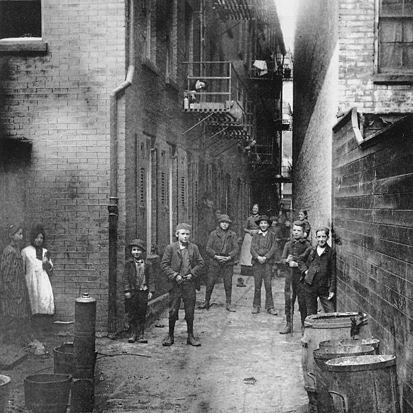 1. New York'un meşhur getto sokağı Mullen's Alley'de fotoğrafçıyı izleyen sokak çocukları. (1888(