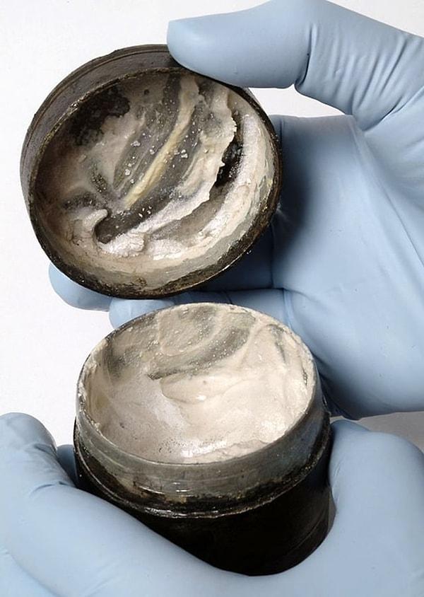 14. Dünyanın en eski kozmetik yüz kremi olduğu düşünülen ve kapağında parmak izleri bulunan bu krem 2. yüzyıla tarihleniyor, yani neredeyse 2 bin yıllık!