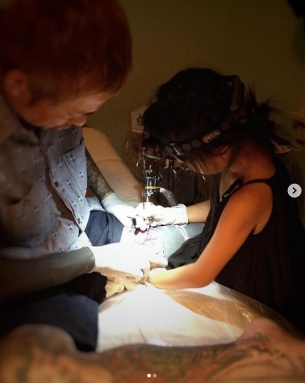 Но почему Ноко, которой всего 11, так сильно хочет стать татуировщицей? Оказывается, у ее отца такая же профессия!