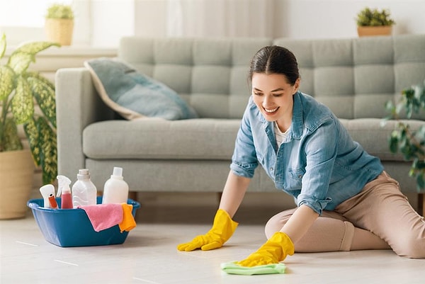 Yazın gelmesiyle birlikte evlerde büyük temizlikler başladı. Çok vakit harcamadan daha fazla yeri temizlemek istiyorsanız bu tüyolar çok işinize yarayacak.