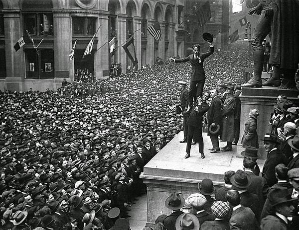 7. Douglas Fairbanks, Wall Street kalabalığının önünde Charlie Chaplin'i omzunda taşıyor! (1918)