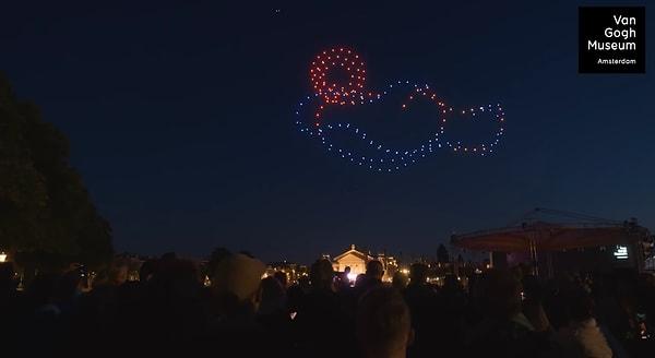 Toplamda 200 drone'un kullanıldığı gösterilerde Amsterdam gökyüzü, ressamın sevdiği renklere boyanarak en ünlü eseri "Yıldızlı Gece"ye de bir atıf yapıldı.
