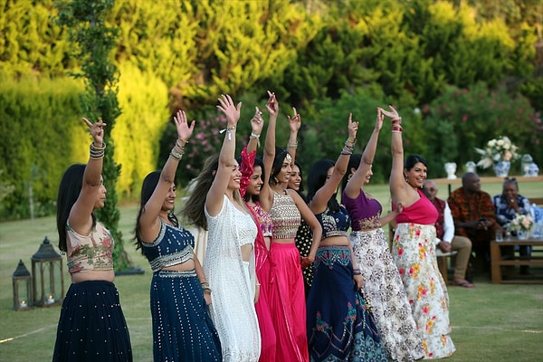 Düğünün son gününde ise damat tekneyle kıyıya getirildi. Burada davullarla karşılanan damat, daha sonra müzik eşliğinde dini nikahın kıyılacağı alana götürüldü.