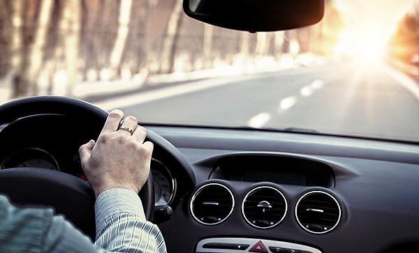 Otomobil kullanıcıları, sıcak ve bunaltıcı yaz aylarında araç içerisinde serinlemek için genellikle iki yönteme başvurur: Cam açmak ve klima kullanmak.