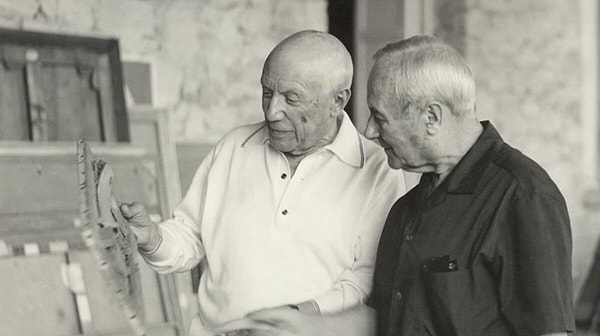 1920'de Paris'te yaptığı gezide Pablo Picasso ile tanışma fırsatı buldu ve onun fikirlerinden yararlandı.