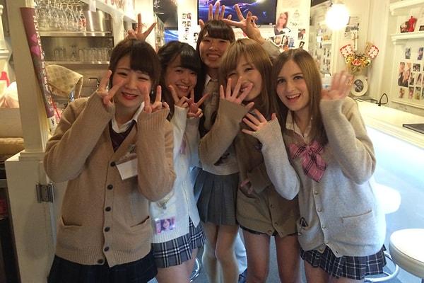 Bir diğer kara leke ise "JK işletmesi": Açılımı 'Joshi Kosei' olan bu işletme, müşterilerin liseli kızlarla flört etmelerine izin veren ticari bir faaliyet olarak hizmet veriyor.
