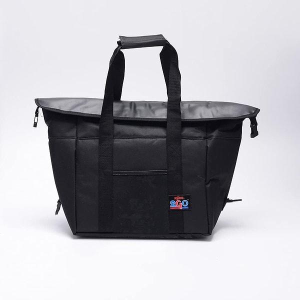 17. 30 litre kapasiteli siyah soğutucu çanta.
