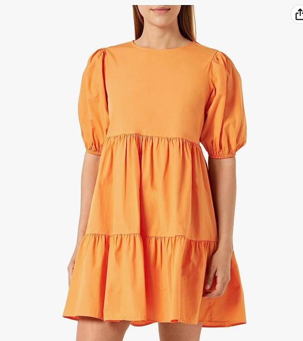 7. Capcanlı turuncu rengiyle dikkat çeken volanlı elbiseye bayılacaksınız.