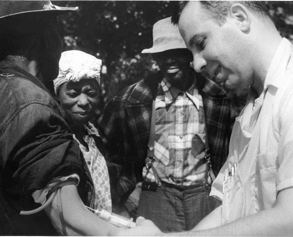 1. 1932'den 1972'ye kadar ABD Halk Sağlığı Servisi, Alabama'daki Afrikalı-Amerikalı erkekler üzerinde etik olmayan bir çalışma yürüttü ve penisilin yaygın olarak kullanılabilir hale geldikten sonra bile frengi tedavisini uygulamadı.