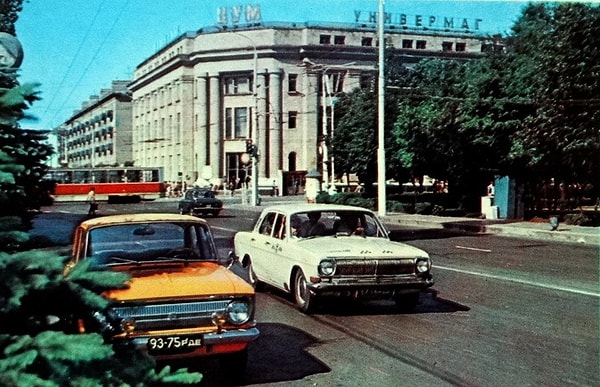 4. Город Шахты Ростовской области, Центральный универмаг (около 1980 года).