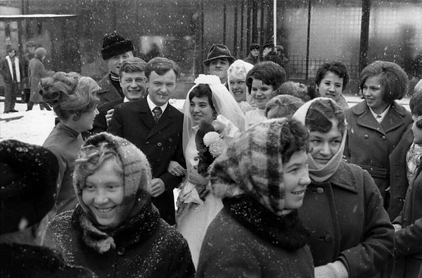 11. У здaния ЗАСa (Иpкутcк, 1972 г.).