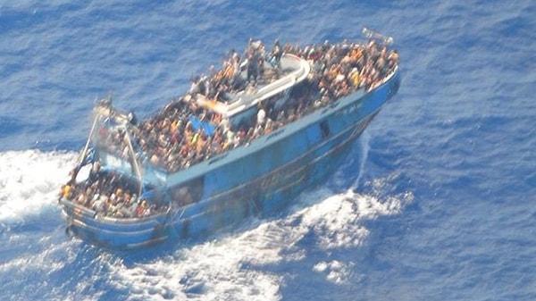 Teknede yaklaşık 700 kişi bulunuyordu