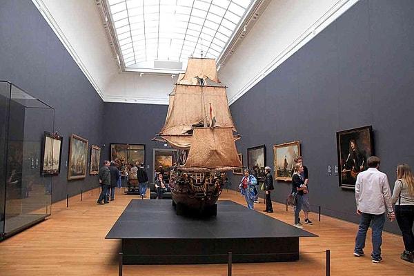 6. Rijksmuseum'un en önemli eserlerinden biri olan Onur Galerisi, Hollanda Altın Çağı başyapıtlarından oluşan olağanüstü bir koleksiyona ev sahipliği yapmaktadır.