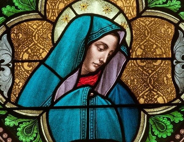 9. Mavi renginin antik sanatta veya giysilerde nadiren göründüğünü ve Meryem Ana tasvirlerinde mavi kullanıldığını biliyor muydunuz?