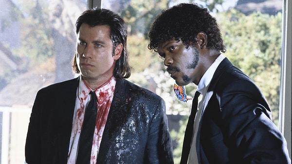 Filmde Samuel L. Jackson ve John Travolta, Jules ve Vincent adlı iki profesyonel tetikçiyi oynuyorlar ve patronlarını dolandırmaya çalışan sahtekar genci "temizlemeye" çalışıyorlar.
