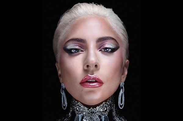 Lady Gaga'yı hepimizin pop müziğin çılgın kraliçesi olarak tanıdık!