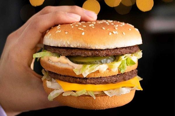 Reklam savaşı, McDonalds'ın ChatGPT’ye “Dünyadaki en ikonik burger hangisidir” diye sorması ile başladı. ChatGPT söz konusu soruya "İlk kez 1967’de piyasa sürülen Big Mac" olarak yanıt verdi.