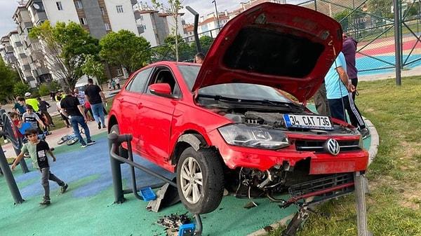 Kaza, Aksaray Fatih Mahallesi'nde bulunan millet bahçesinde yaşandı. H.B. (46) idaresindeki 34 CAT 736 plakalı otomobil sürücüsünün fren yerine gaza basması sonucu kontrolden çıkarak millet bahçesine girdi.