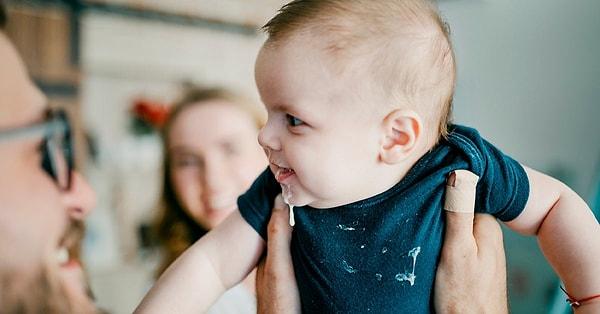 Hıçkıran bebeklerin kusması çok yaygın. Hıçkırma durumunda midenin kasları etkilenerek kusmaya neden olabiliyor.