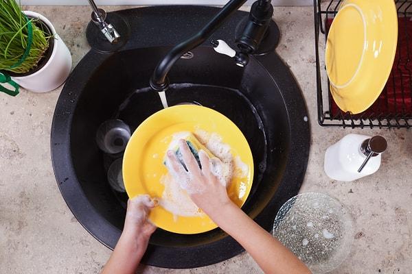 Kirli bulaşıkları temizlemek için patates kabukları kullanılabiliyor. Patates kabuklarını bir suyun içinde kaynatın.