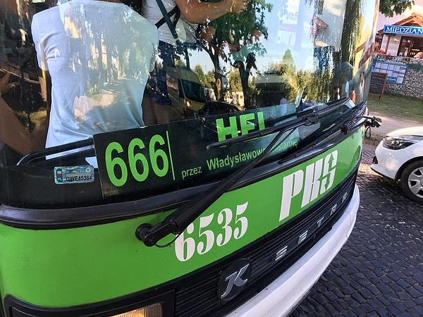 Polonya'daki Hel, adı cehennemi andırdığı için oldukça meşhur bir kasaba ve şeytana atfedilen 666 numarası da 2006 yılında bir otobüs hattına şaka amaçlı verildiği için kasaba tüm dünyanın ilgisini çekiyor.