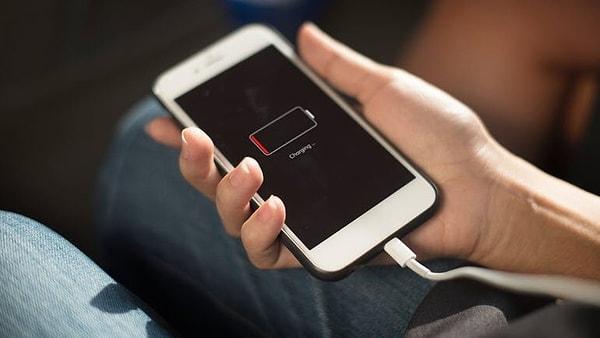 iPhone bataryalarının hızla tükenmesinden şikayetçi olan kullanıcılar adeta bataryanın su gibi aktığını söylediler.