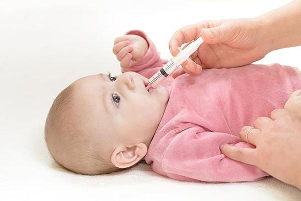 Bebeklerde pamukçuk tedavisinde antifungal ilaçlar kullanılıyor. Bu ilaçlar bebeğe sıvı formda veriliyor.
