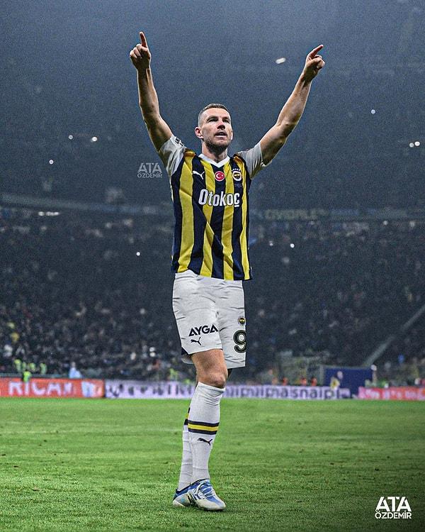 Fenerbahçe, Edin Dzeko'yu 4.5 milyon euro yıllık ücret verecek. Bonuslarla birlikte ünlü yıldızın kazancı 5 milyon euroyu bulacak.