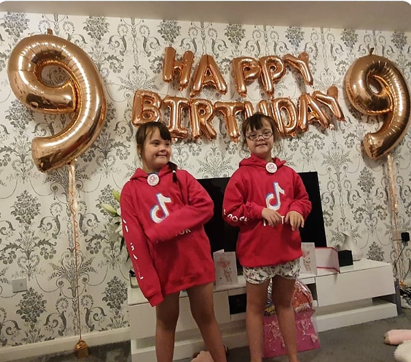 Обе девочки родились недоношенными и нуждались в интенсивной терапии в течение четырех недель после родов