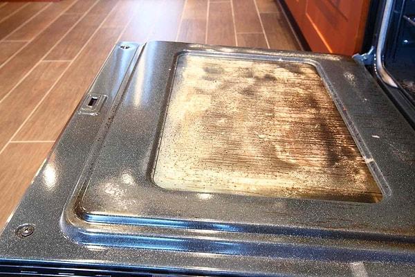 Bulaşık makinesindeki yağlı yemeklerdeki lekeleri çıkaran tabletler fırın kapağındaki yağı da kolayca çıkarabiliyor.