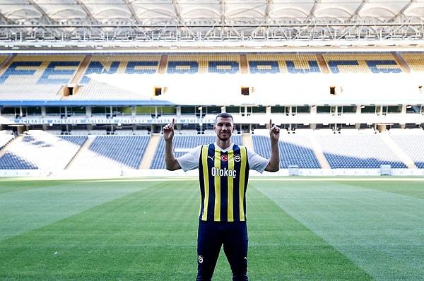 Fenerbahçe, Bosna Hersekli golcü Edin Dzeko'yu kadrosuna kattığını KAP'a bildirdi.