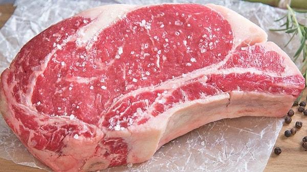Eti dinlendirmek: Taze kesilmiş eti buzdolabında birkaç gün bekletmek, etin doğal olarak yumuşamasına yardımcı olabilir. Bu süre zarfında etin doğal enzimleri çalışır ve dokusunu gevşetir.