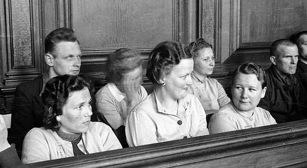 2. Ortada gülümsemesini bastıran kadın, Nazi kampı gözetmenlerinden biri olan Gerda Steinhoff! (1946)