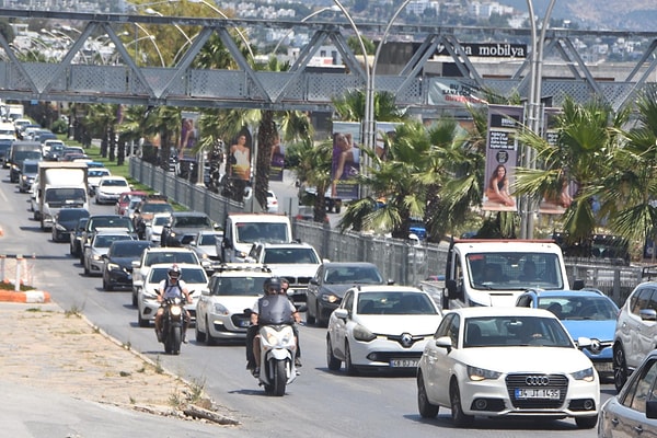 İlçeye son 24 saatte 25 bin aracın giriş yaptığı belirtilierken, jandarma ve polis ekipleri denetimlerini sıklaştırdı. Bodrum-Turgutreis istikametinde uzun araç kuyrukları oluştu, ilçenin bazı noktalarında trafik durma noktasına geldi.