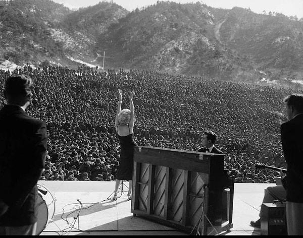 11. Marilyn Monroe, Kore Savaşı sırasında binlerce askerin önünde sahnede performans sergiliyor. (1954)