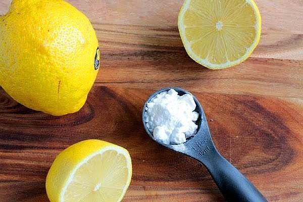 Eşit miktarda limon ve karbonatı karıştırın ve macun kıvamına geldikten sonra bir fırça yardımıyla kireçli bölgeye sürün.