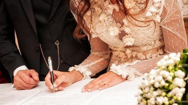 Türkiye’de yasalar kadınların eski eşlerinden farklı biriyle evlenmek için boşanmalarının kesinleşmesinden sonra asgari 300 gün beklemelerini şart koşuyor.