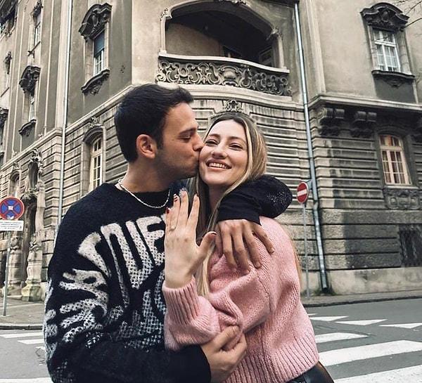 Ünlü oyuncu, geçtiğimiz Mayıs ayında sevgilisi Sinem Şimşek'e Belgrad'a evlenme teklifi etti. O anları sosyal medya hesaplarından paylaşan çift, 23 Haziran'da evleneceklerini duyurdular.
