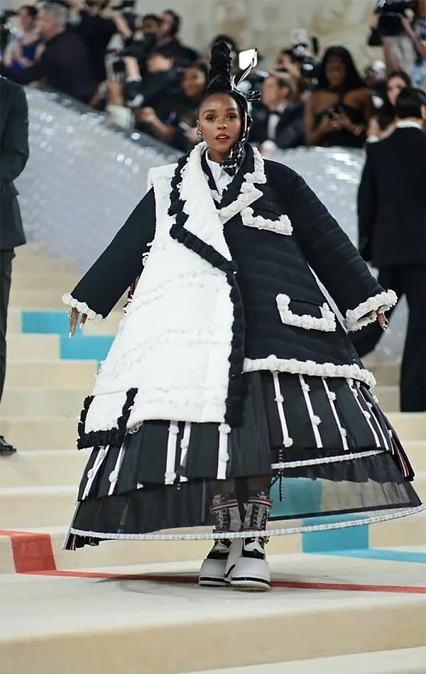 11. Баба на чайнике в монохроме