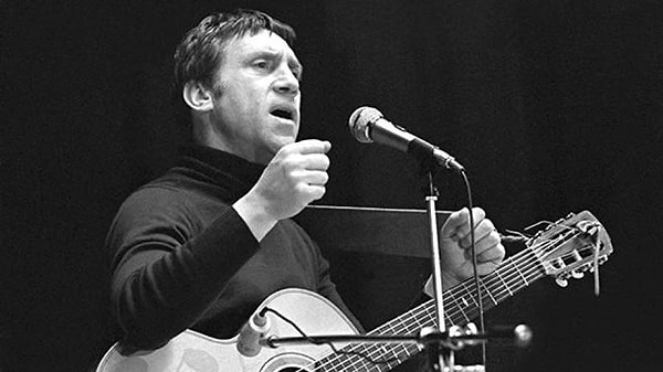 2. В каком году умер Владимир Высоцкий?