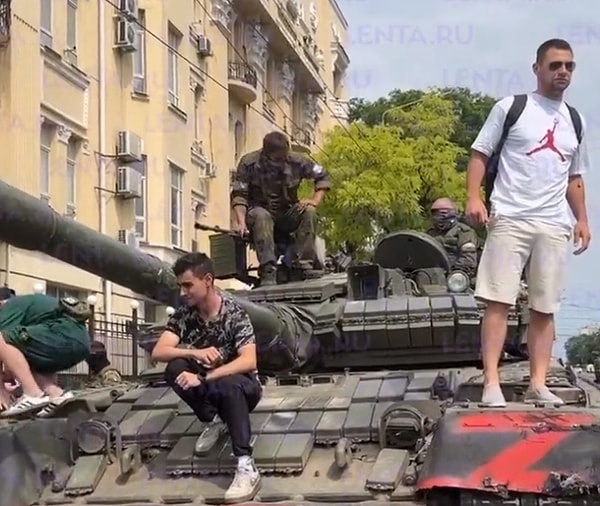 Rostov halkı, tankın üstüne çıkarak hatıra fotoğrafı çektirdi.