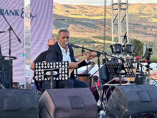 Şanlıurfa'da düzenlenen, Urfa Ahengi Müzik Dinletisi ve Yavuz Bingöl konserine büyük bir kalabalığın gelmesi bekleniyordu.
