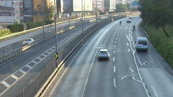 Darülaceze-Perpa Metrobüs Durağında sabah saatlerinde metrobüslerde ve durakta herhangi bir insan yoğunluğunun olmadığı görüldü.