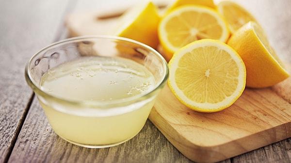 Limon suyu da cam temizlerken kullanabileceğiniz malzemelerden.