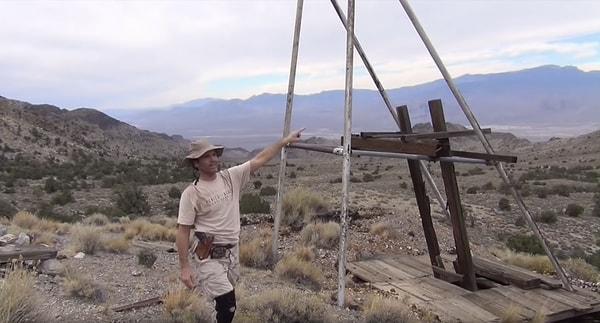 Veach, videosunda Nevada'da bir hava üssünün (Nellis Air Force) yakınında girişi 'M' harfine benzeyen bir mağara bulduğunu söyledi.