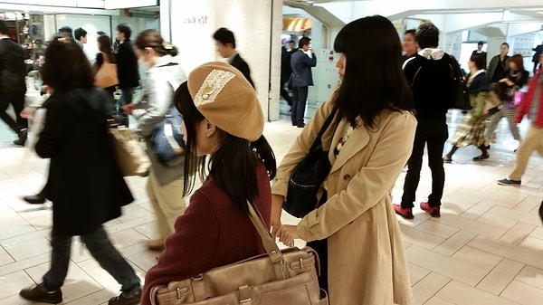 Это очень популярная «работа», потому что образ «молодой незрелой целомудренной девушки» привлекает большое внимание в Японии.